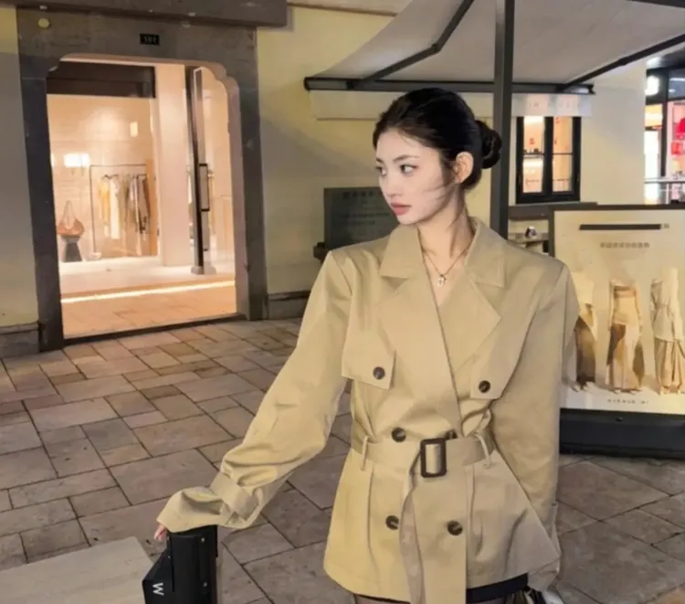 韩系高级感穿搭卡其色风衣外套女小个子气质名媛超好看独特上衣女