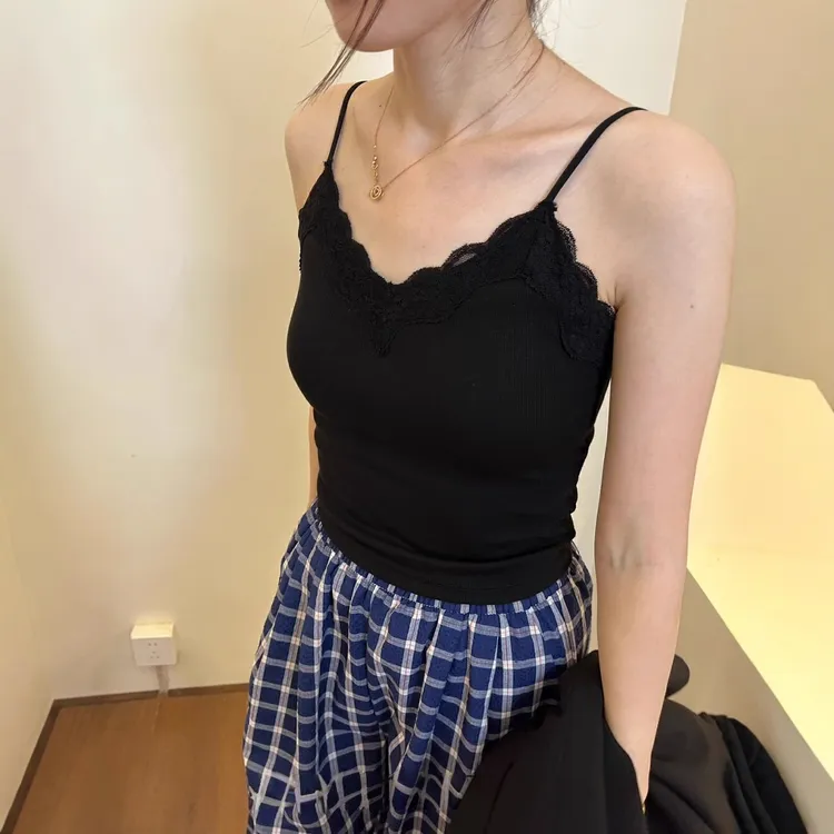 【带胸垫】蕾丝拼接V领吊带背心女装春夏内搭纯欲性感带胸垫无痕修身上衣