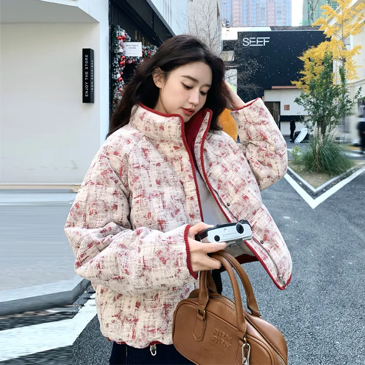 氛围感羽绒服短款女2025冬季新款安可拉红撞色小香风白鸭绒面包服