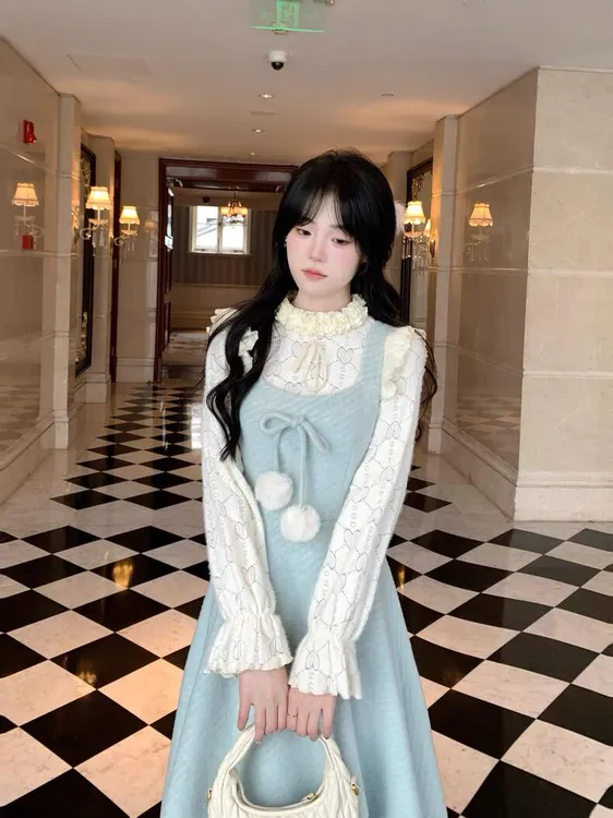 9036#花崎织音 磨毛蕾丝上衣＋气质减龄蝴蝶结毛球遮肚显瘦背带裙