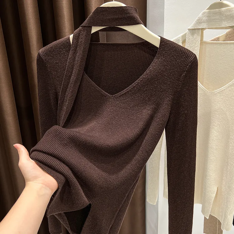 美拉德咖色针织打底衫女2025新款v领修身显瘦带围巾下摆开叉上衣