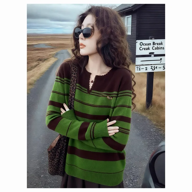 森系复古绿色条纹V领长袖针织衫女秋冬2025新款减龄显白软糯毛衣
