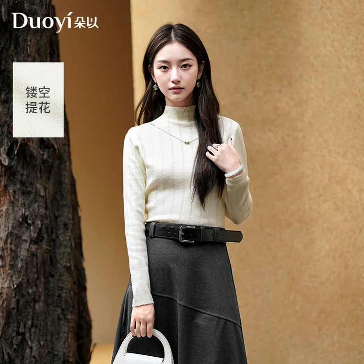 朵以2025冬季新款链条镂空提花半高领修身长袖针织衫40VD548589