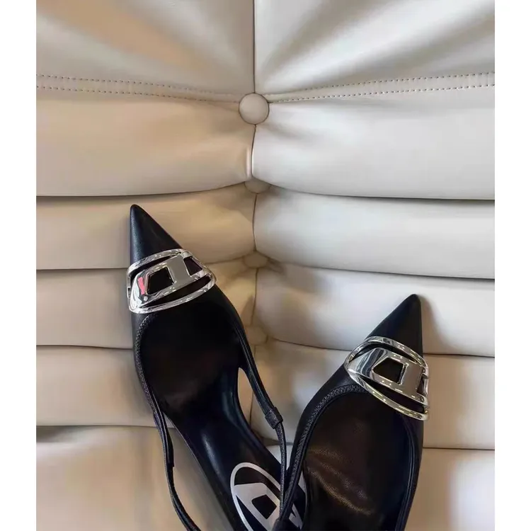 2025金属D扣尖头高跟鞋黑色单鞋新款后袢带包头凉鞋细跟御姐百搭