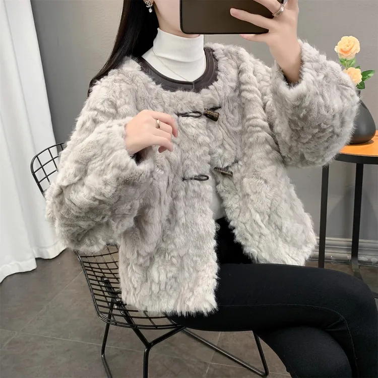拉夏贝尔高级感小香风牛角扣短款毛毛外套女秋冬皮毛一体时尚上衣