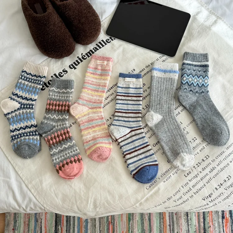灰粉韩系中筒袜子女秋冬季费尔岛羊毛加厚保暖点子纱堆堆袜日系