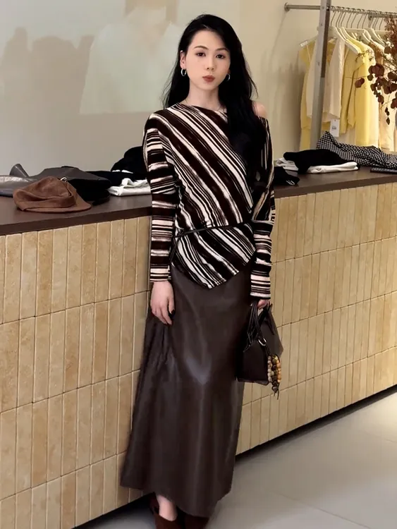 早秋穿搭减龄一整套女装2025年御姐风斜肩条纹T恤半身裙两件套潮
