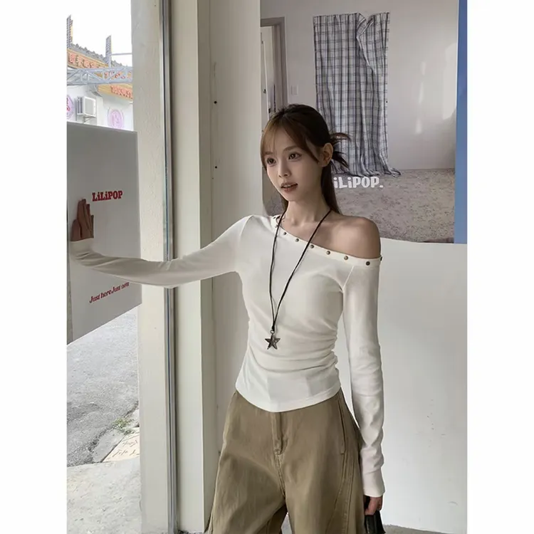 2025秋季新款个性潮流韩版铆钉气质斜肩T桖女修身百搭显瘦上衣ins