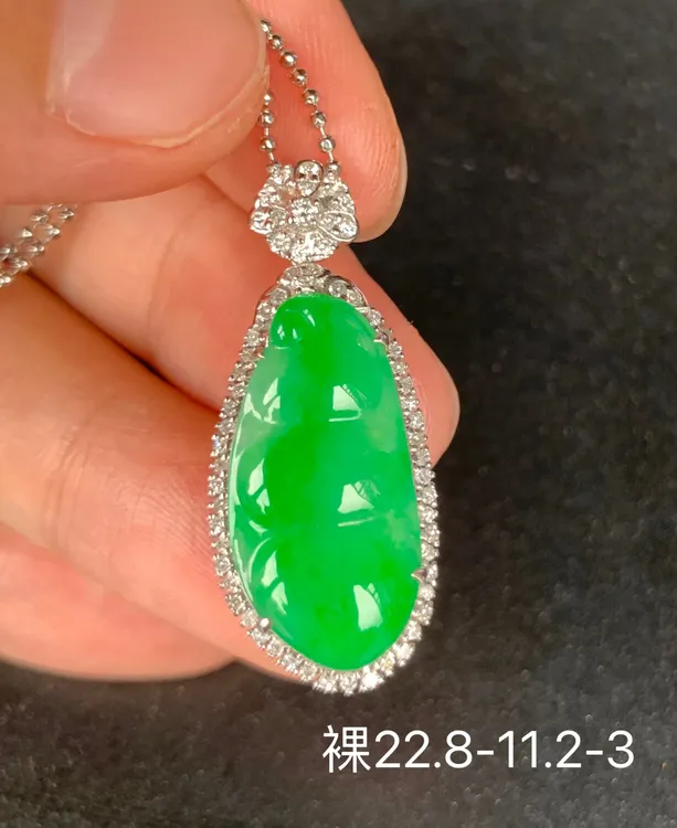 高冰绿色福豆天然翡翠吊坠 镶嵌精致 翡翠保真基地