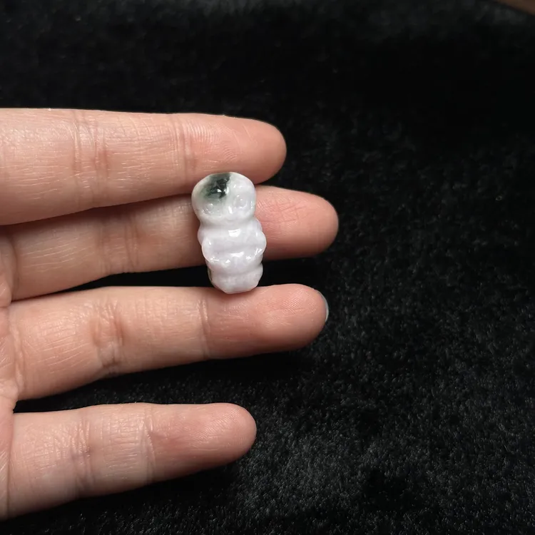 带头帘的虫宝宝 翡翠摆件