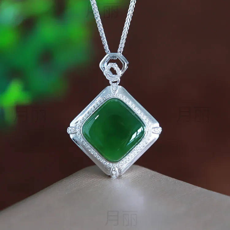 天然正品和田玉碧玉菱形吊坠 时尚精致百搭款 银镶玉坠项链不掉色