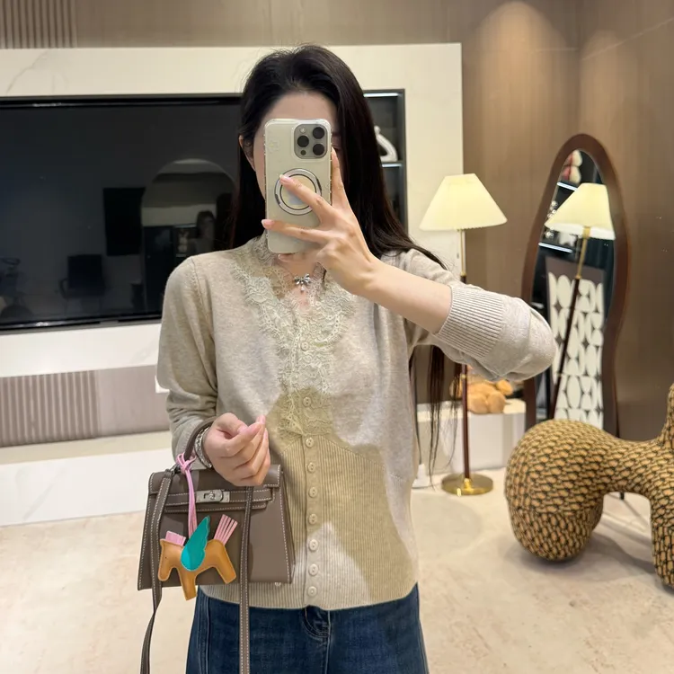 宿慕SUMU 温柔风蕾丝花边拼接V领针织衫10-22冬季新款毛衣5606