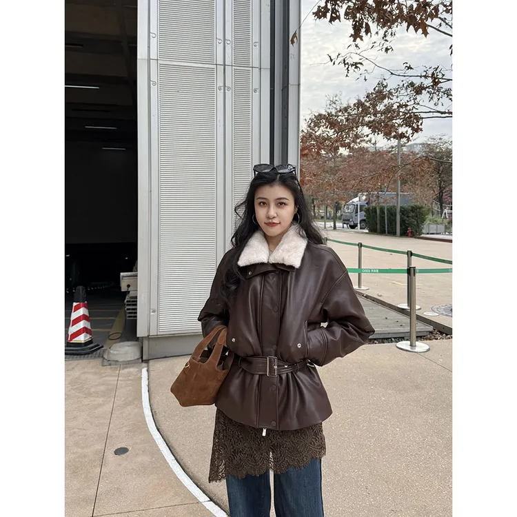 张阿星【酷飒女主】复古老钱撞色翻领皮衣羽绒+蕾丝屁帘+加绒牛仔裤