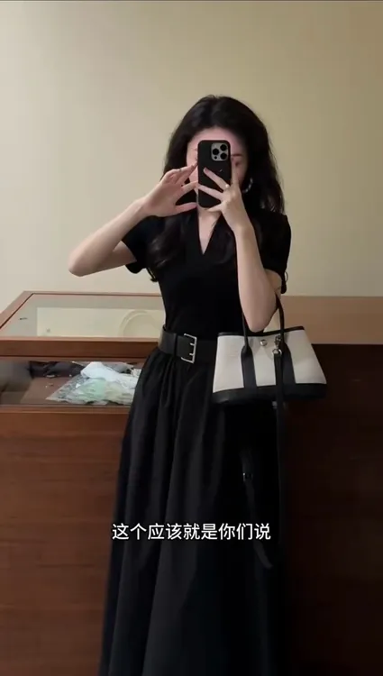 2025夏季新款赫本风黑色短袖连衣裙超好看独特漂亮气质收腰裙子