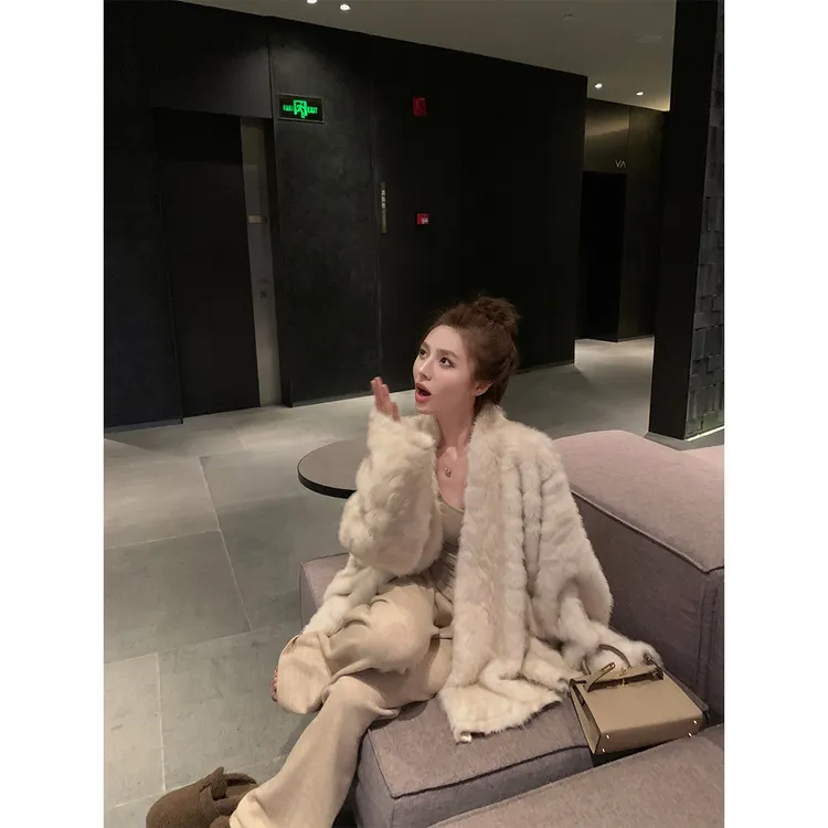 云雾石狐温柔毛毛皮毛一体2025新款仿皮草女冬季廓形休闲气质外套