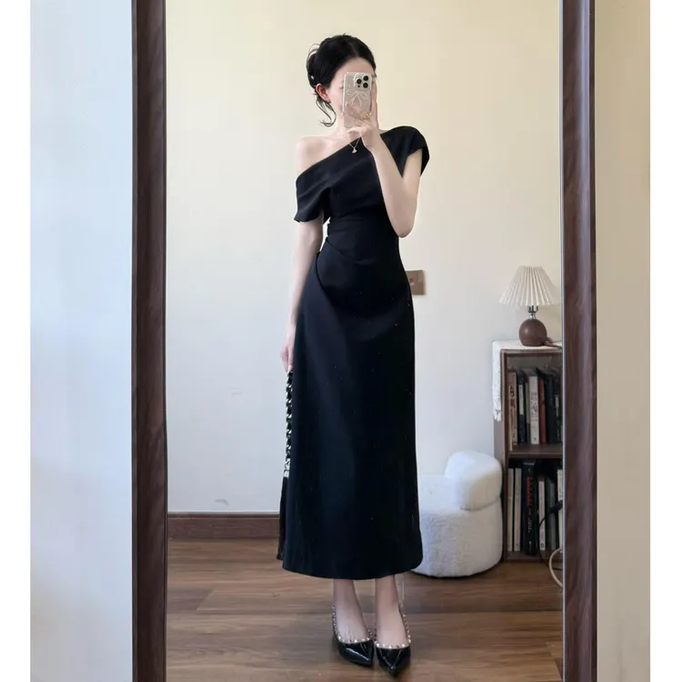法式赫本风黑色斜肩连衣裙子女春夏2025新款大码胖MM收腰气质长裙