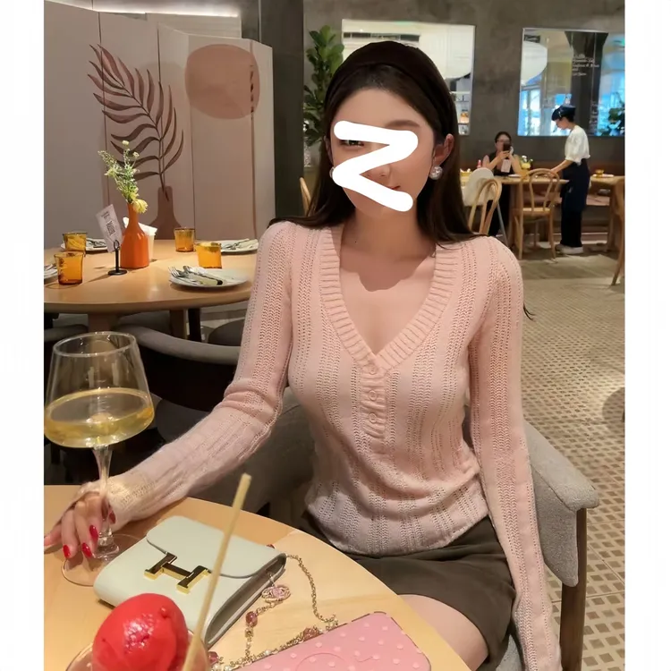 云樱粉黛藕粉V领竖坑条螺纹镂空羊毛针织衫麂皮绒半裙套装S11200