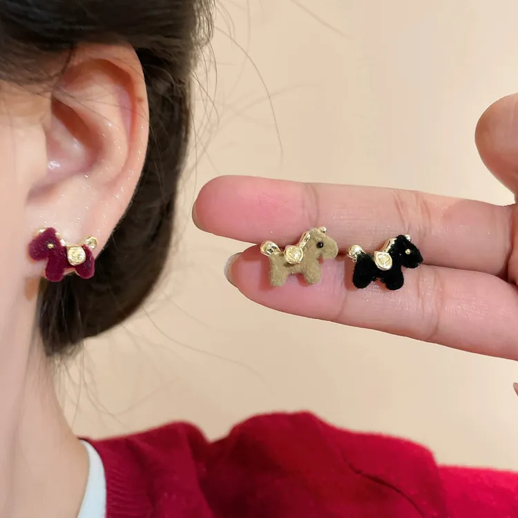 铜合金耳饰 复古红丝绒小马耳环女秋冬高级感小众耳钉巨好看耳饰