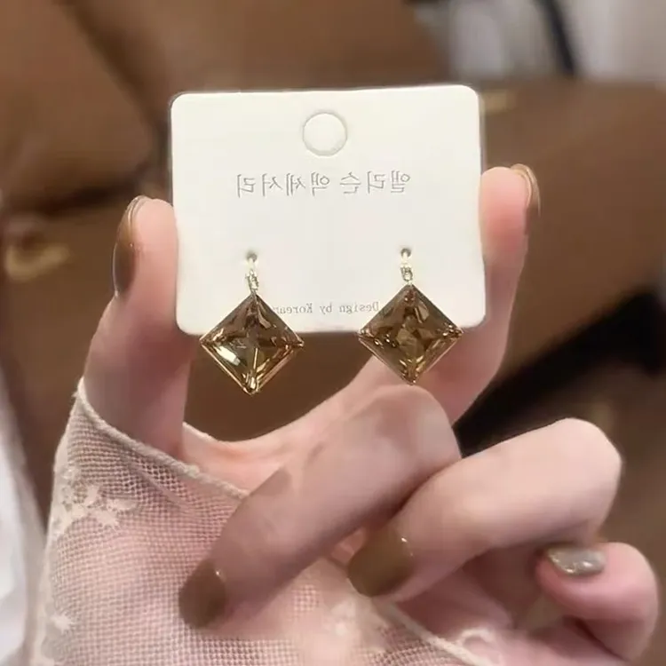 秋冬时髦香槟色方形仿锆耳扣小众设计高级感耳环女气质轻奢耳饰品