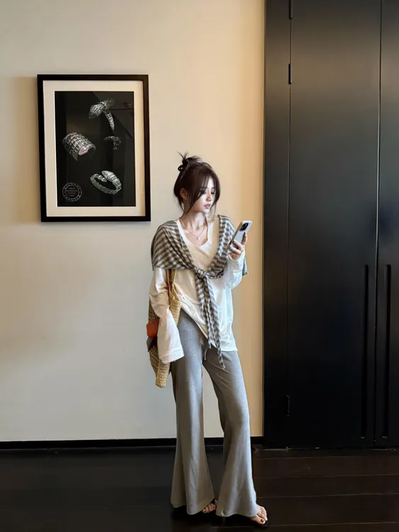 【真我】韩系慵懒松弛感宽松白色T恤长款格子披肩灰修身微辣裤套装