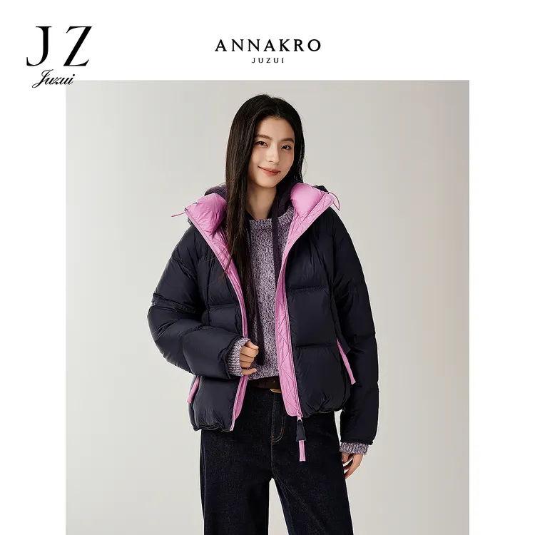 玖姿·安娜蔻KWFD034879亮色拉链短款连帽鸭绒羽绒服女2025冬新款