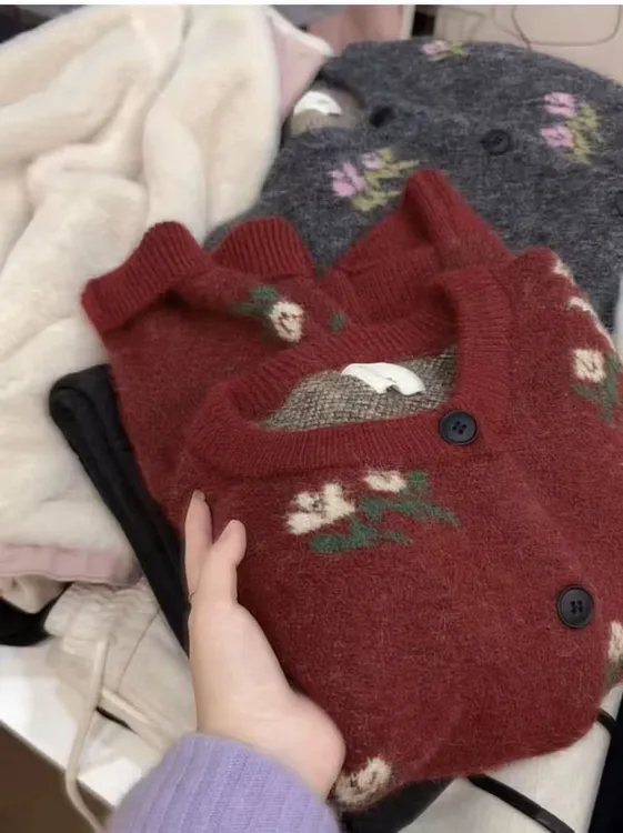 七言家玫瑰花园！#节日氛围拉菲红绒感软糯毛衣开衫@