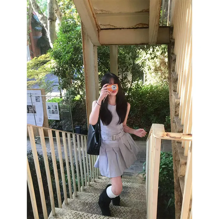 韩系设计感气质小众时尚蓝色无袖上衣赠送腰带高腰显瘦半身裙套装