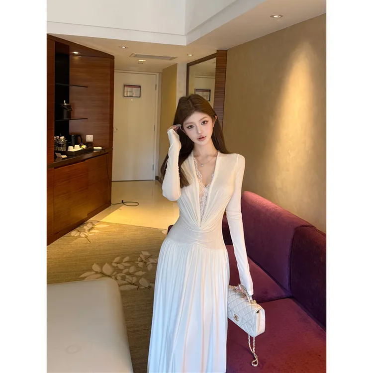 名媛高级感V领蕾丝拼接长袖连衣裙女法式白色褶皱显身材A字长裙子