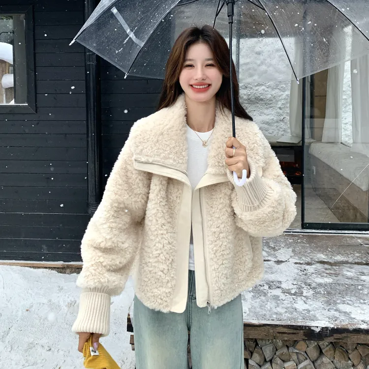 米色软糯皮毛一体羊羔毛外套女冬2025新款慵懒风洋气短款保暖棉服