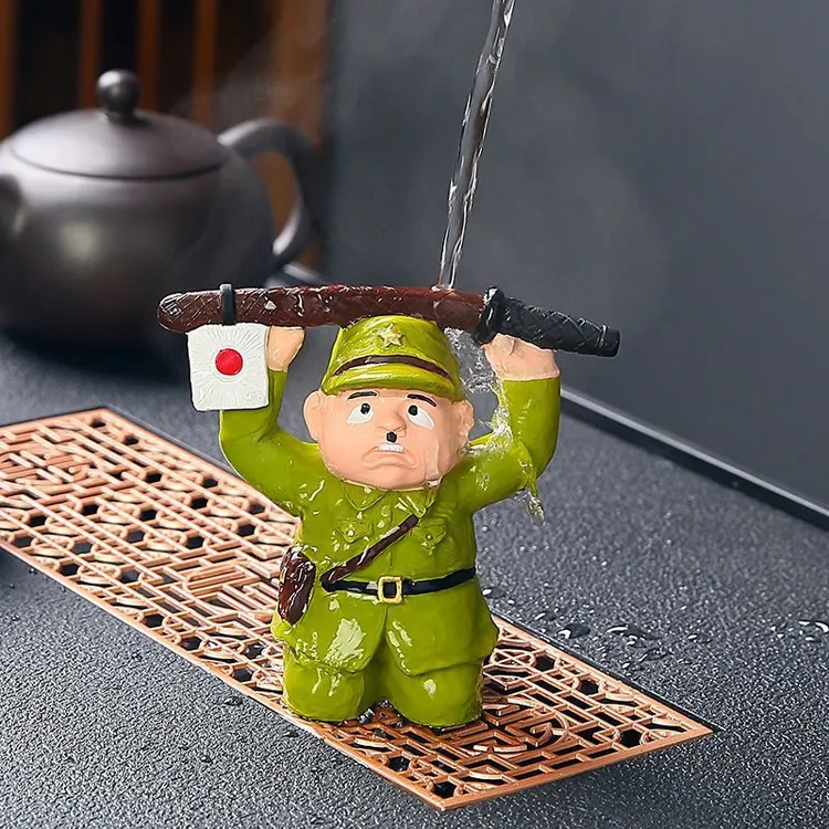 变色茶宠摆件日本人下跪投降茶玩茶桌茶盘装饰品茶具配件精品摆件
