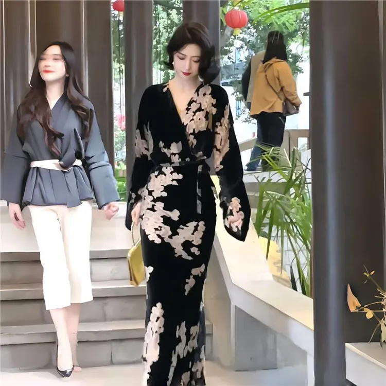 时髦小姨风穿搭黑色印花V领丝绒连衣裙法式气质长裙今年爆款裙子