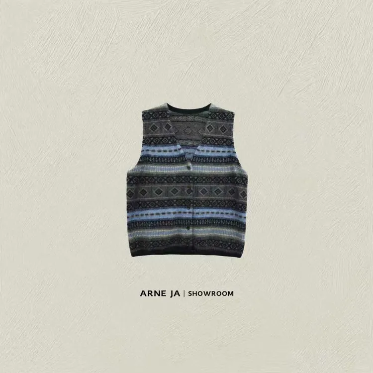 ARNE JA｜“织物之美”反序图腾条纹费尔岛柔雾拉绒马甲W9857605