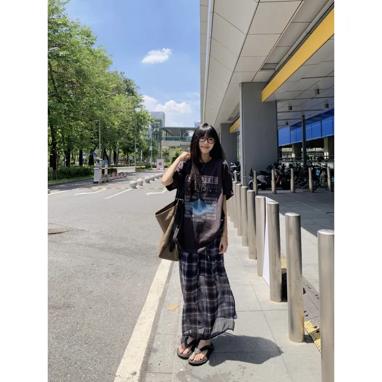 复古字母小众深灰印花T＋透视百搭显瘦开衩格子裙