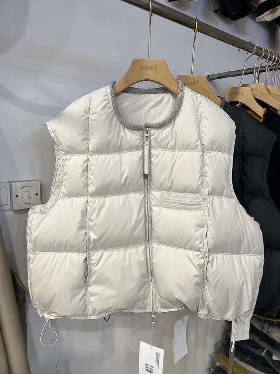 圆领羽绒马甲女2025冬季新款宽松显瘦百搭保暖白鸭绒马夹短款外套