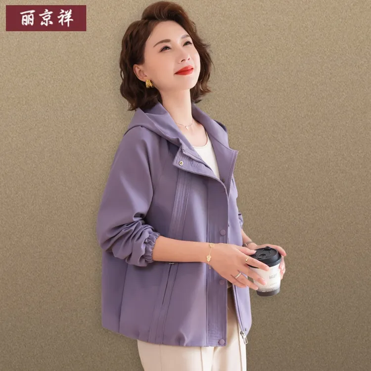 50多岁妈妈秋装外套2025新款中老年女春秋夹克贵夫人洋气大码风衣