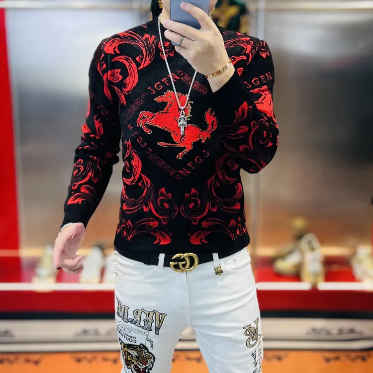 欧货潮牌男士冬季时尚潮流百搭个性高清提花烫钻大战马针织毛衣潮