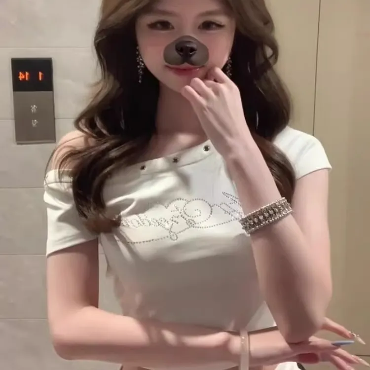 秋日ootd穿搭白色露肩短袖t恤女2025新款韩系独特露肩短款小上衣