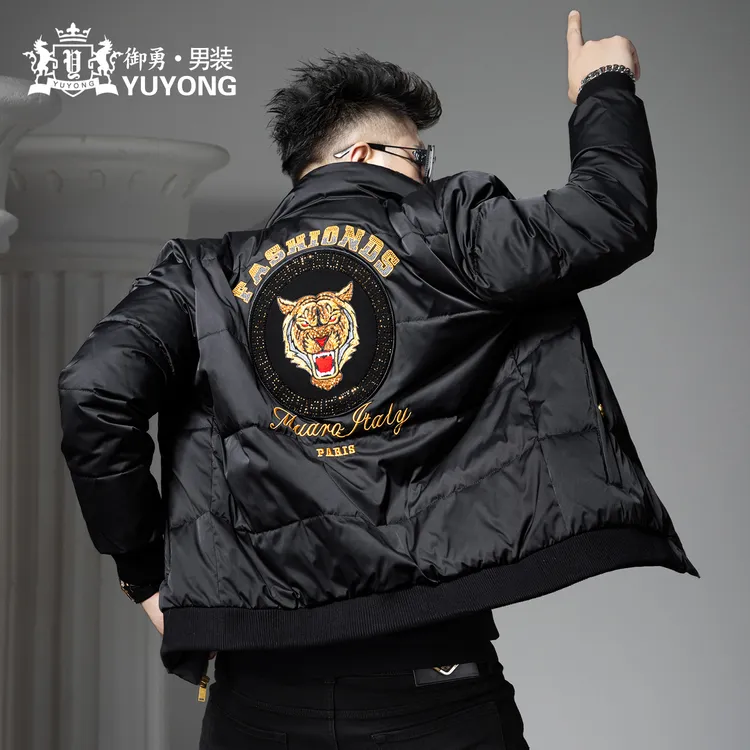 欧洲站潮流虎头刺绣立领羽绒服男2025新款冬季保暖防寒白鸭绒外套