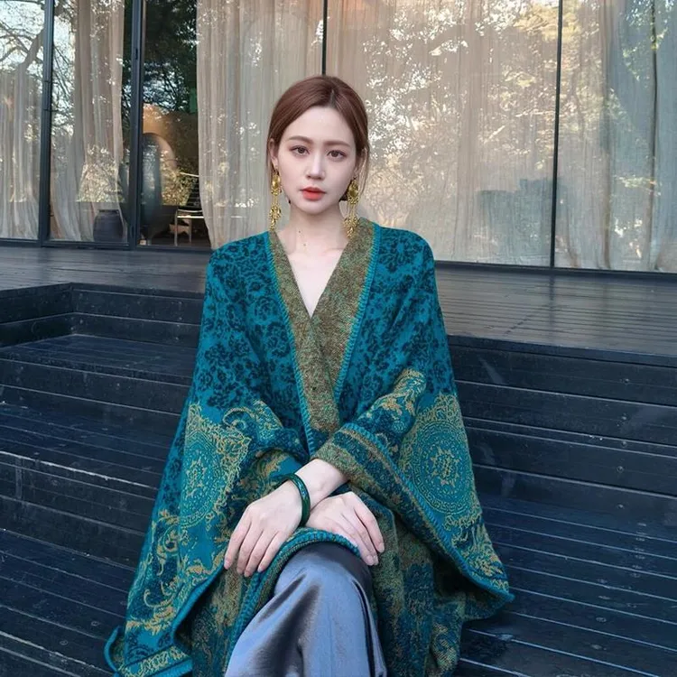 孔雀蓝披肩外搭女2025新款出行旅游拍照中式民族风斗篷披风围巾