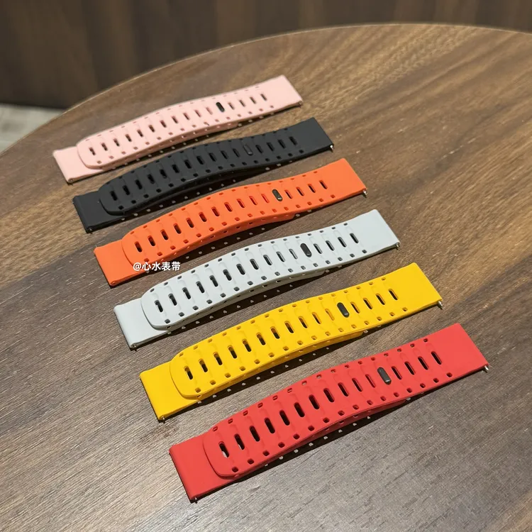 适用华为Watch5/GT5仿生鲨鱼洞洞磁吸扣表带2/3/4pro排汗透气硅胶