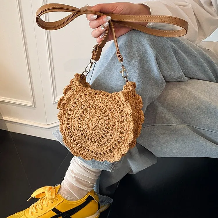 小众高级感法式斜挎草编包夏季手工编织米白色半圆镂空清新流苏包