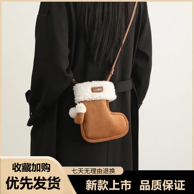秋冬季高级感斜挎包包女2025新款时尚个性羊羔毛手套包复古手机包
