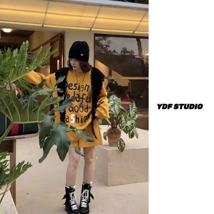 YDFSTUDIO小众【都市暖阳】高品早秋字母印花设计披肩上衣+短裤套装