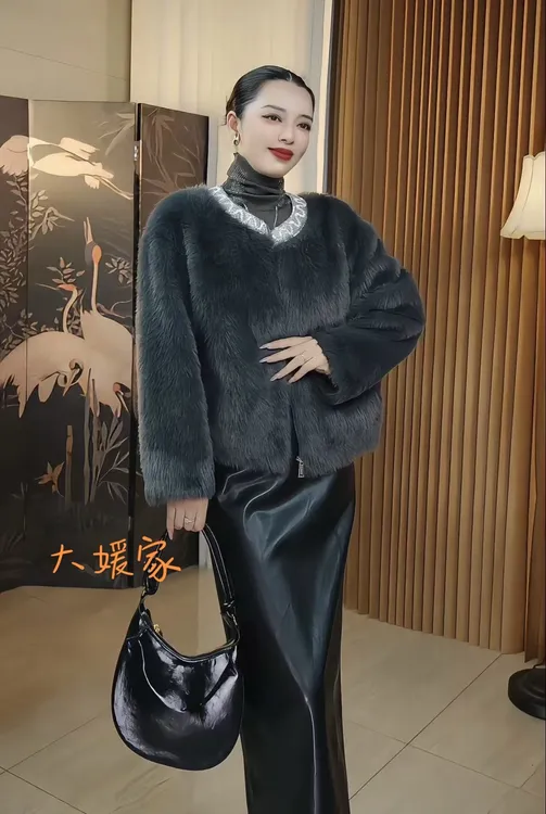 【大媛家】2025秋冬时尚百搭圆领钉珠设计气质极简风皮毛短外套女