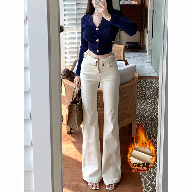 加绒高腰翻边字母微喇牛仔裤女2025冬季新款米白不贴腿喇叭长裤