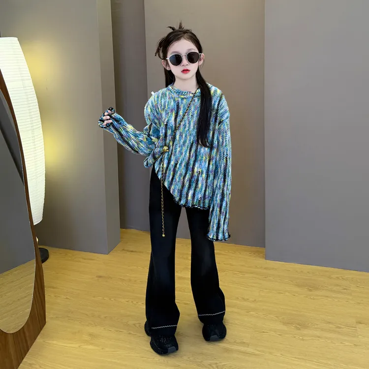女童春秋2025新款儿童彩色针织衫初中学生时髦毛衣微喇牛仔裤套装