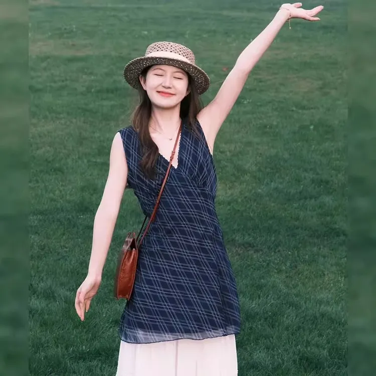 法式复古V领格纹连衣裙女夏季2025新款度假风雪纺花边无袖短裙子