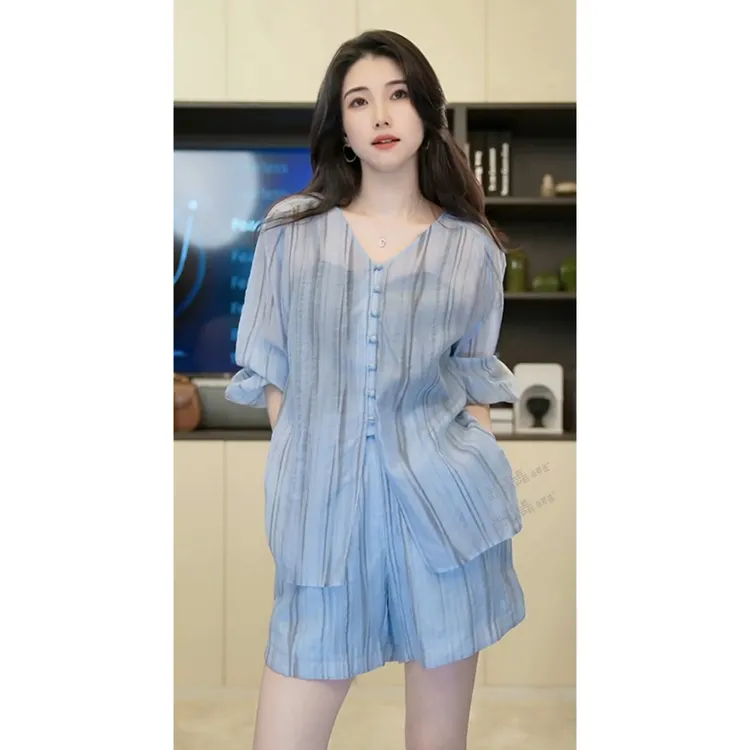 小乖逃X蓝色条纹V领排扣松紧腰休闲短裤小众夏季蓝色套装洋气上衣