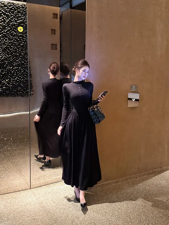 早秋半高领连衣裙装饰扣黑色长袖针织连衣裙女收腰修身打底裙长裙