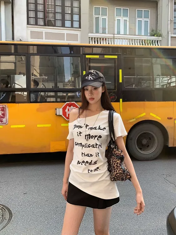 辣妹风白色字母印花斜肩短袖T恤女夏季2025新款修身显瘦露肩上衣